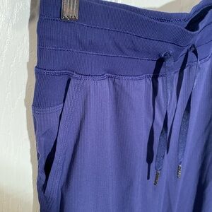 Lululemon Crop Joggers Dance Studio Pants Lightweight Capris • Size 2 • LIKE NEW